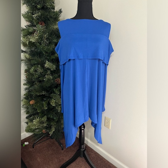 NWT XXL Sz 14 Light weight, long sleeve, cold shoulder, shark bite bottom shirt - Picture 4 of 8